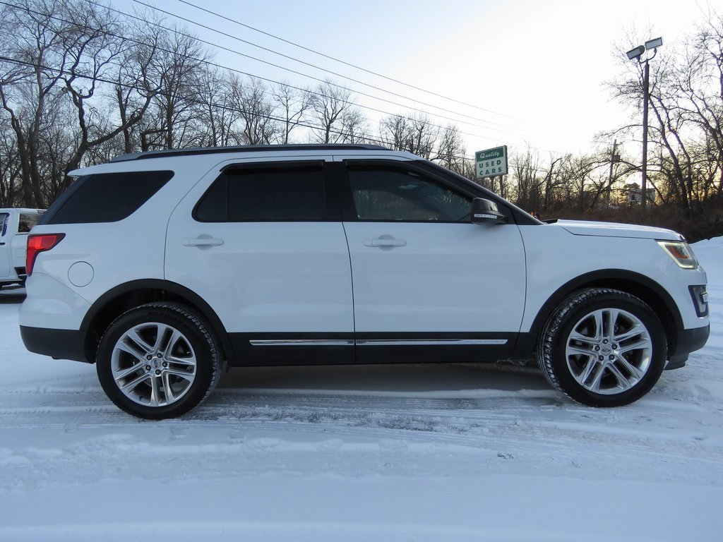Used 2017 Ford Explorer XLT w/ Equipment Group 202A image 4
