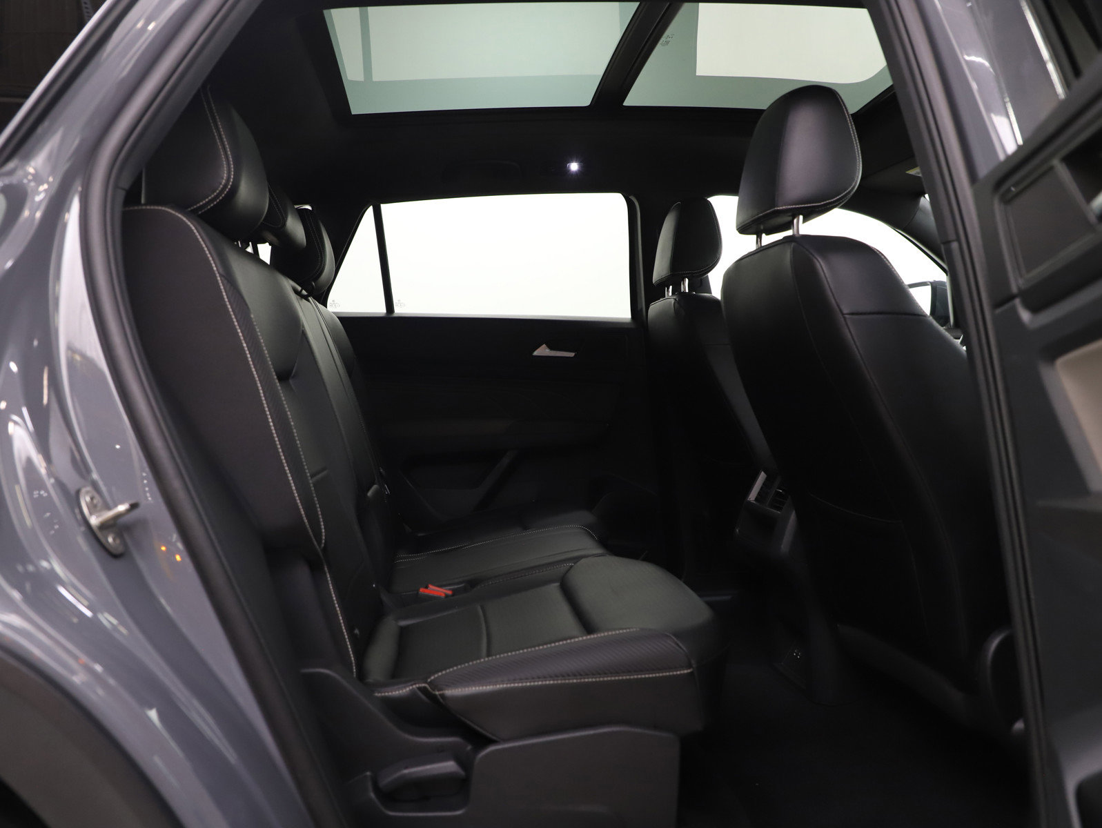 Used 2022 Volkswagen Atlas Cross Sport SEL R-Line image 12