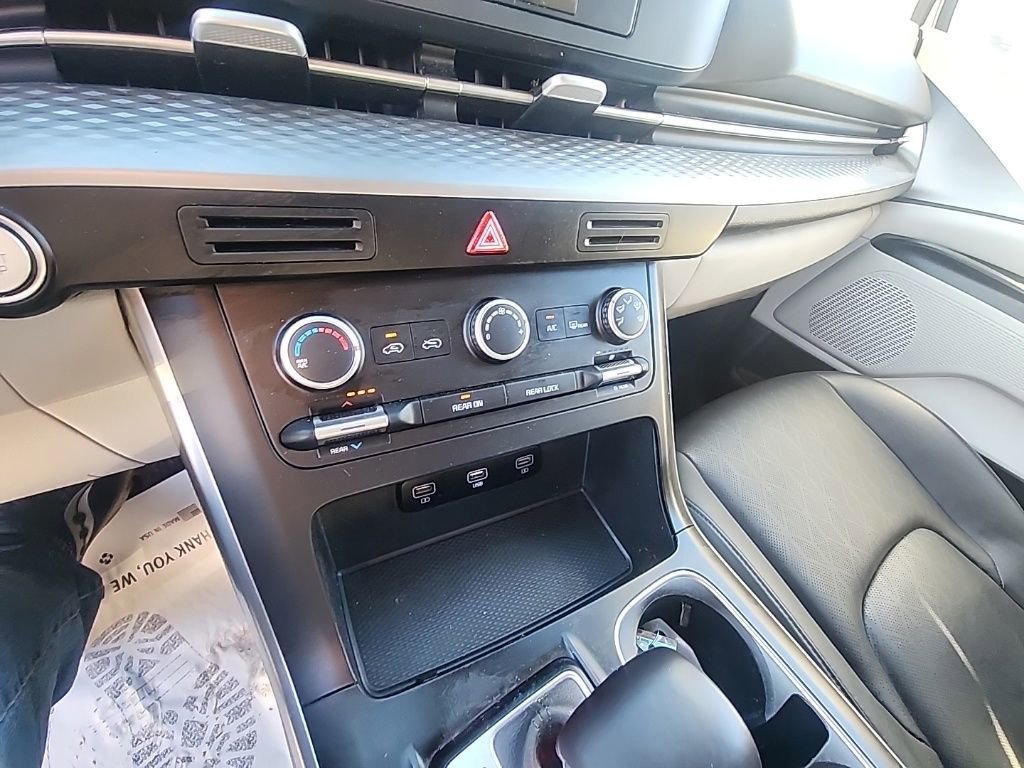 Used 2023 Kia Carnival LX image 19