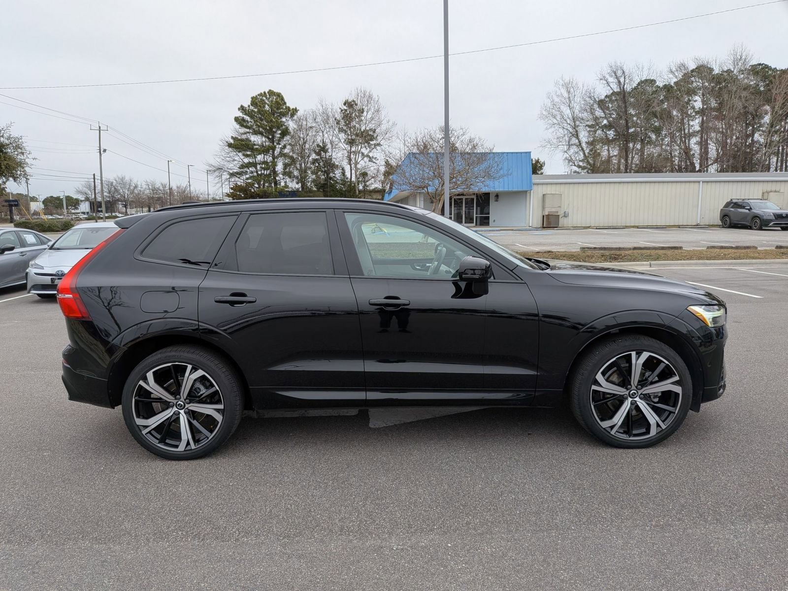 Used 2023 Volvo XC60 B5 Ultimate w/ Climate Package image 2