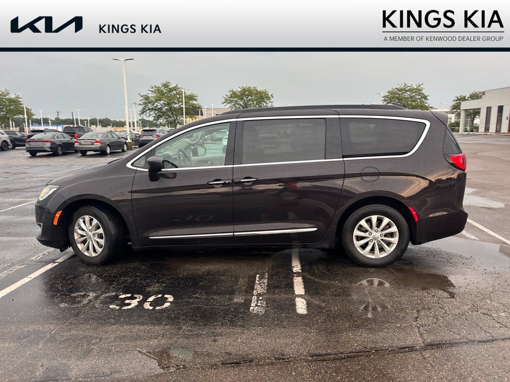 Used 2017 Chrysler Pacifica Touring-L FWD image 10