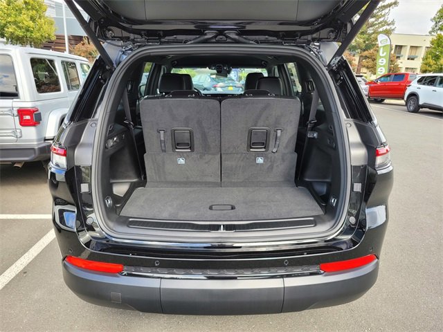 New 2025 Jeep Grand Cherokee L Laredo image 16