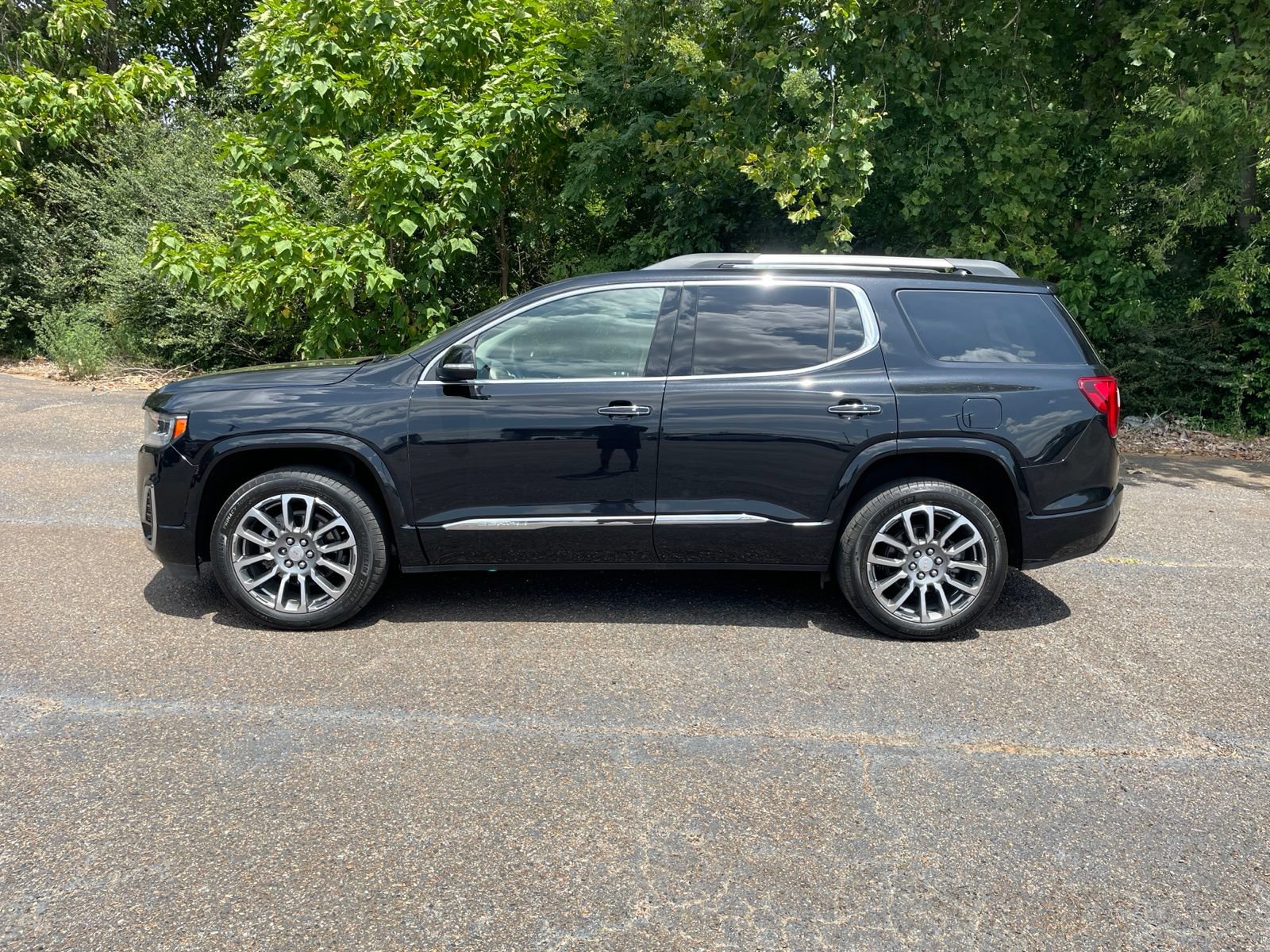 Used 2023 GMC Acadia Denali FWD image 2