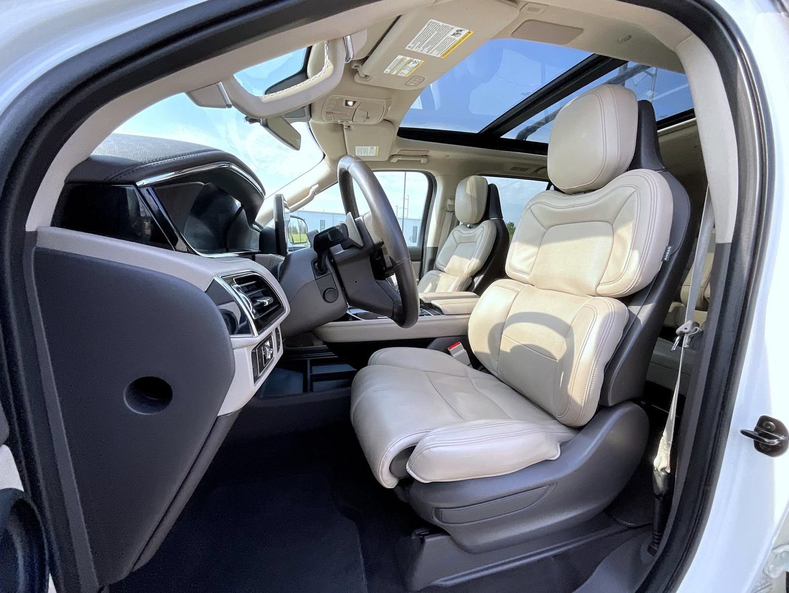 Certified 2023 Lincoln Navigator Reserve AWD/4WD image 11