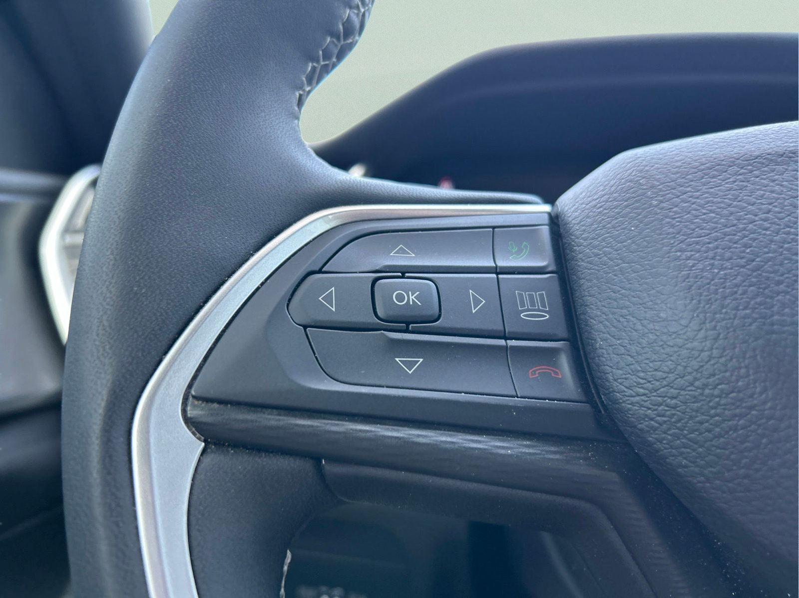 Certified 2024 Jeep Grand Cherokee Altitude RWD image 14