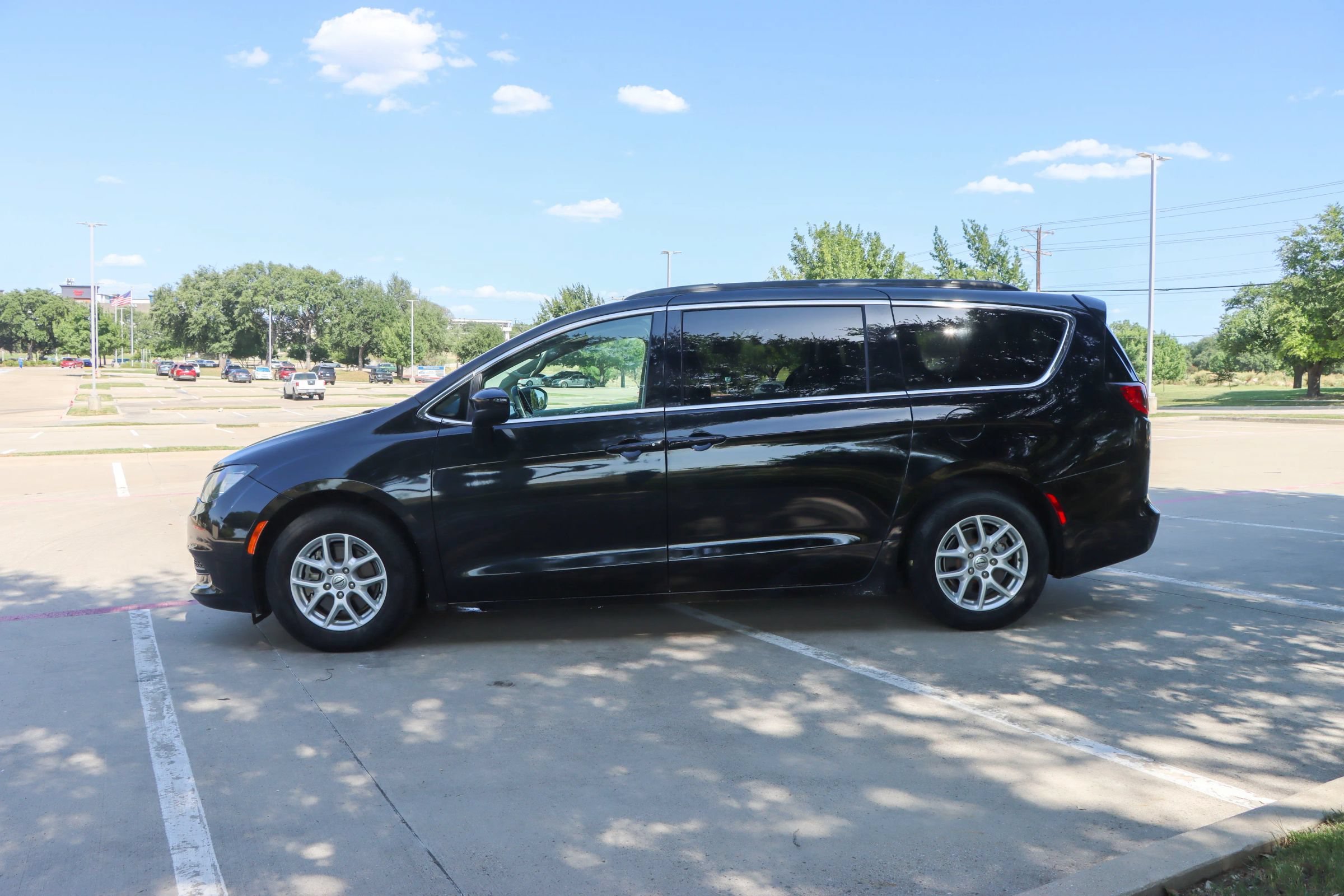 Used 2021 Chrysler Voyager Lxi FWD image 4