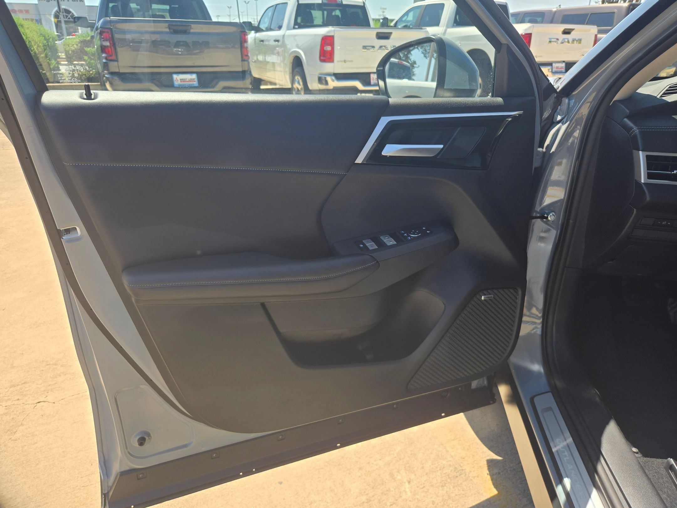New 2026 Mitsubishi Outlander SE FWD image 12