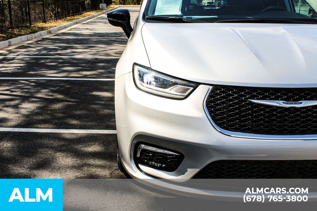 Used 2024 Chrysler Pacifica Touring-L image 12