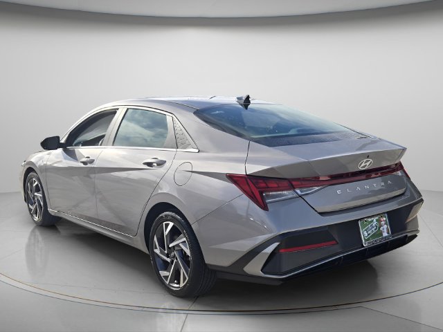 Used 2024 Hyundai Elantra SEL w/ Convenience Package FWD image 4