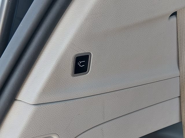 Used 2023 Chrysler Pacifica Touring-L FWD image 16