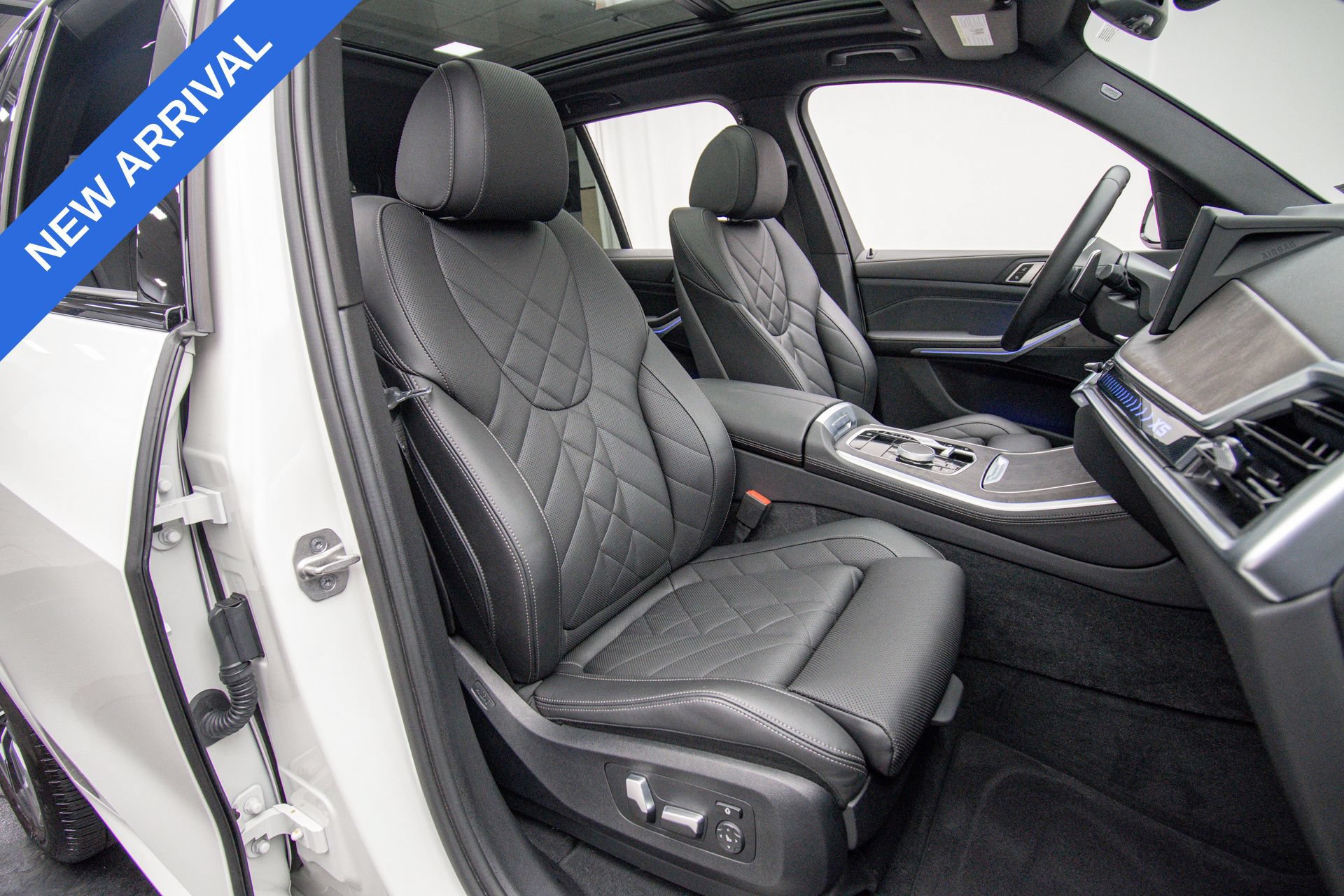 Used 2024 BMW X5 xDrive40i w/ M Sport Package AWD/4WD image 15