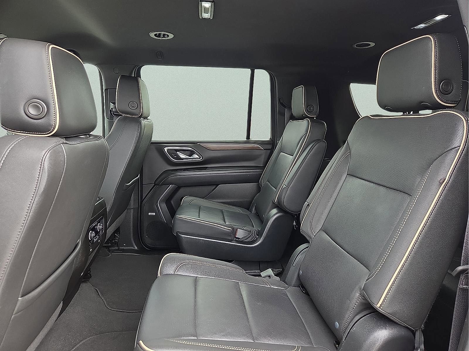Used 2023 Chevrolet Suburban Premier image 11
