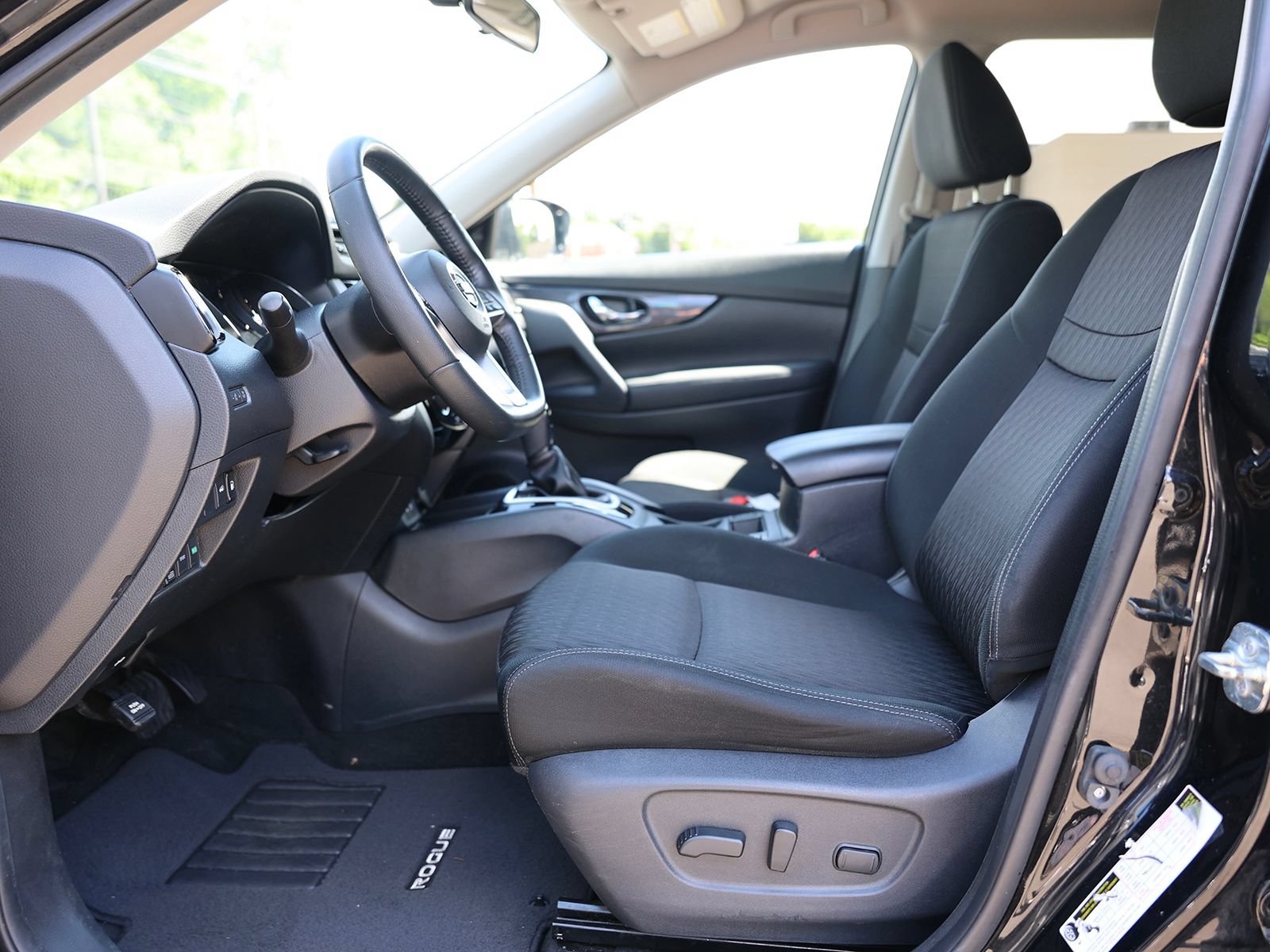 Used 2018 Nissan Rogue SV AWD/4WD image 17