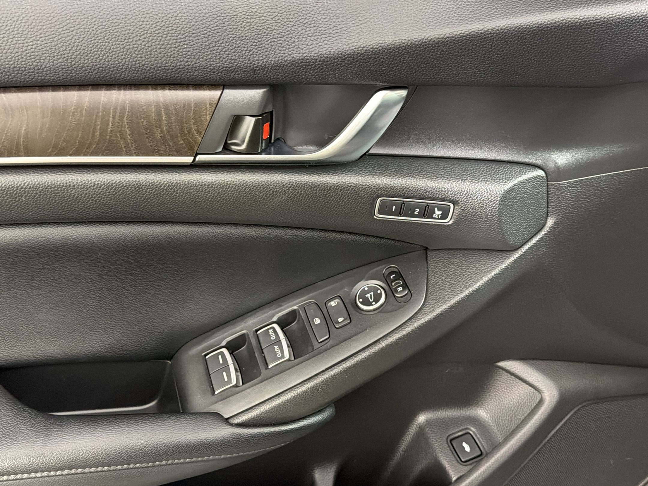 Used 2018 Honda Accord EX-L image 25