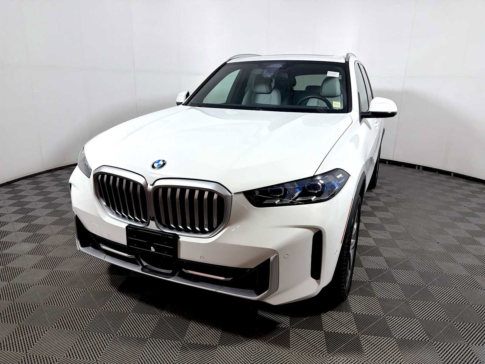 Used 2025 BMW X5 xDrive40i w/ Premium Package AWD/4WD image 3