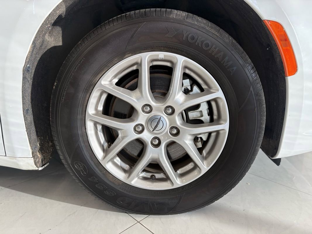 Used 2025 Chrysler Pacifica Select FWD image 48