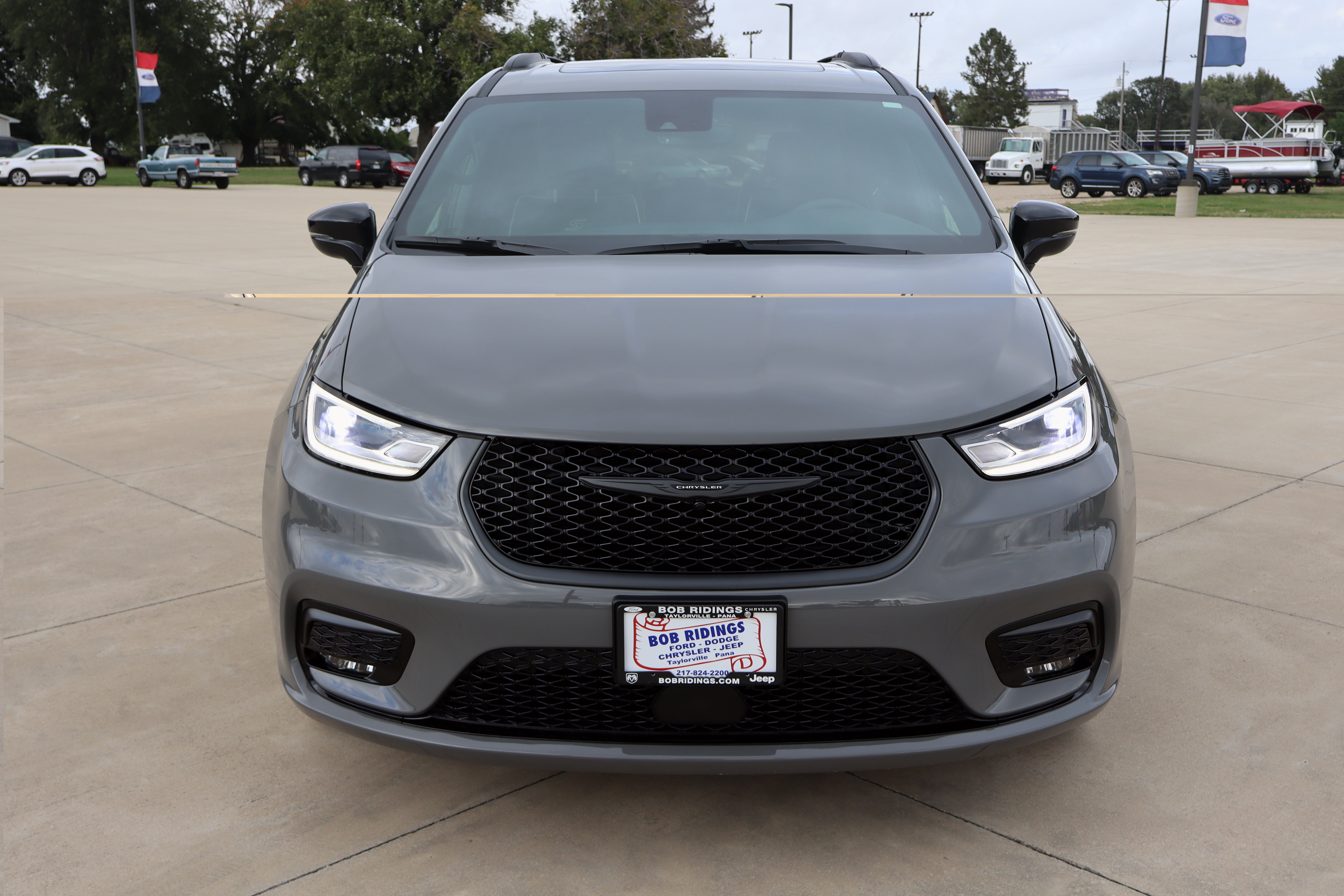 Used 2025 Chrysler Pacifica Limited FWD image 2