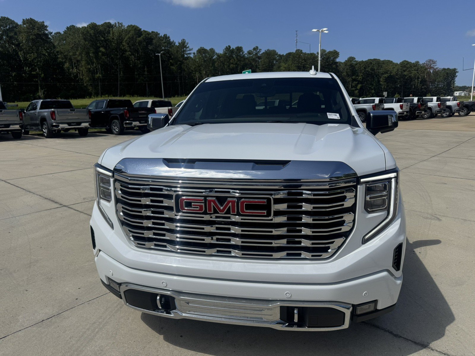 Used 2023 GMC Sierra 1500 Denali w/ Technology Package AWD/4WD image 2