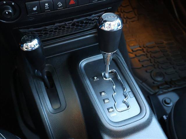 Used 2017 Jeep Wrangler Unlimited Sahara w/ Connectivity Group AWD/4WD image 16