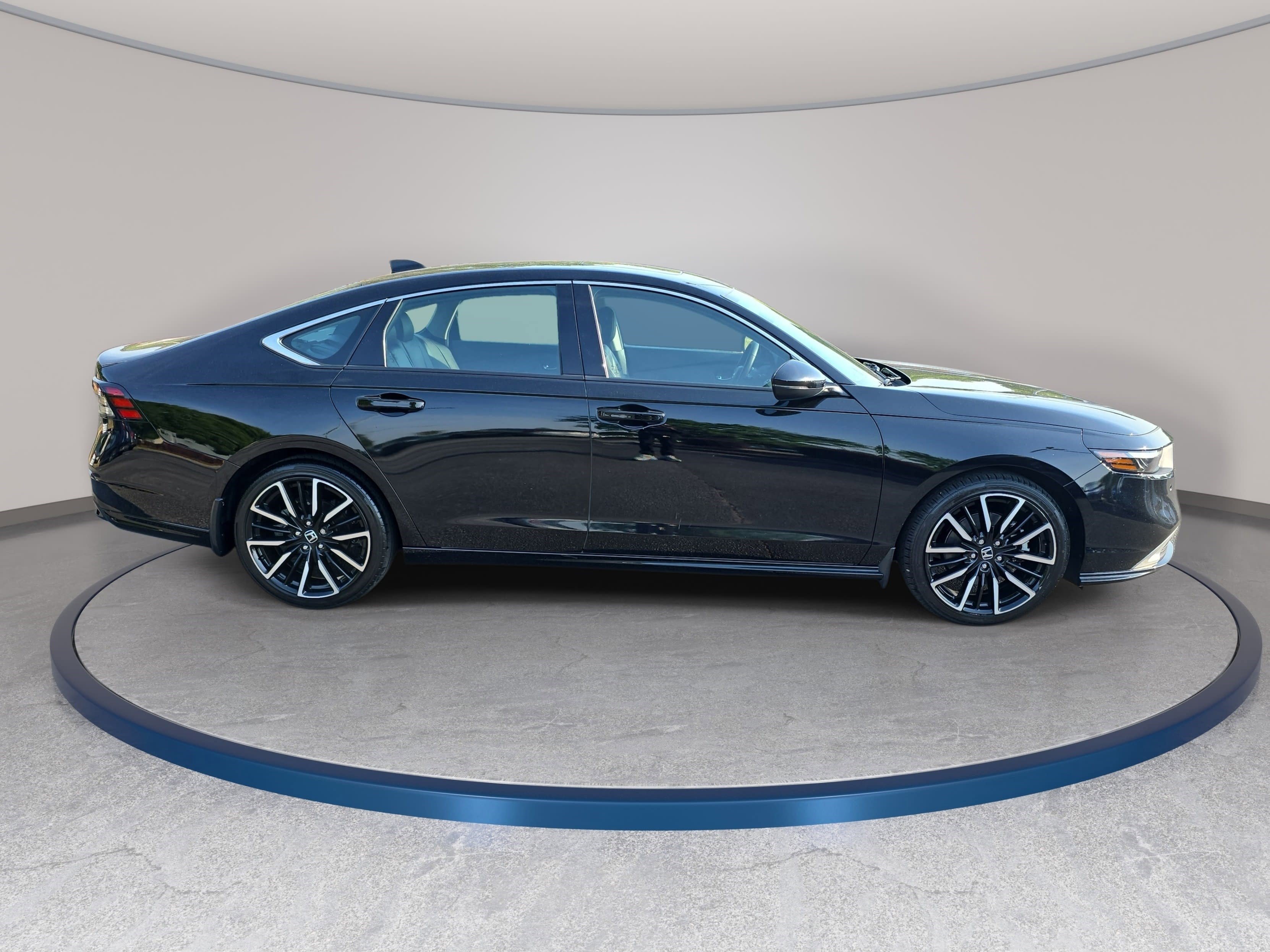 Used 2023 Honda Accord Touring image 4