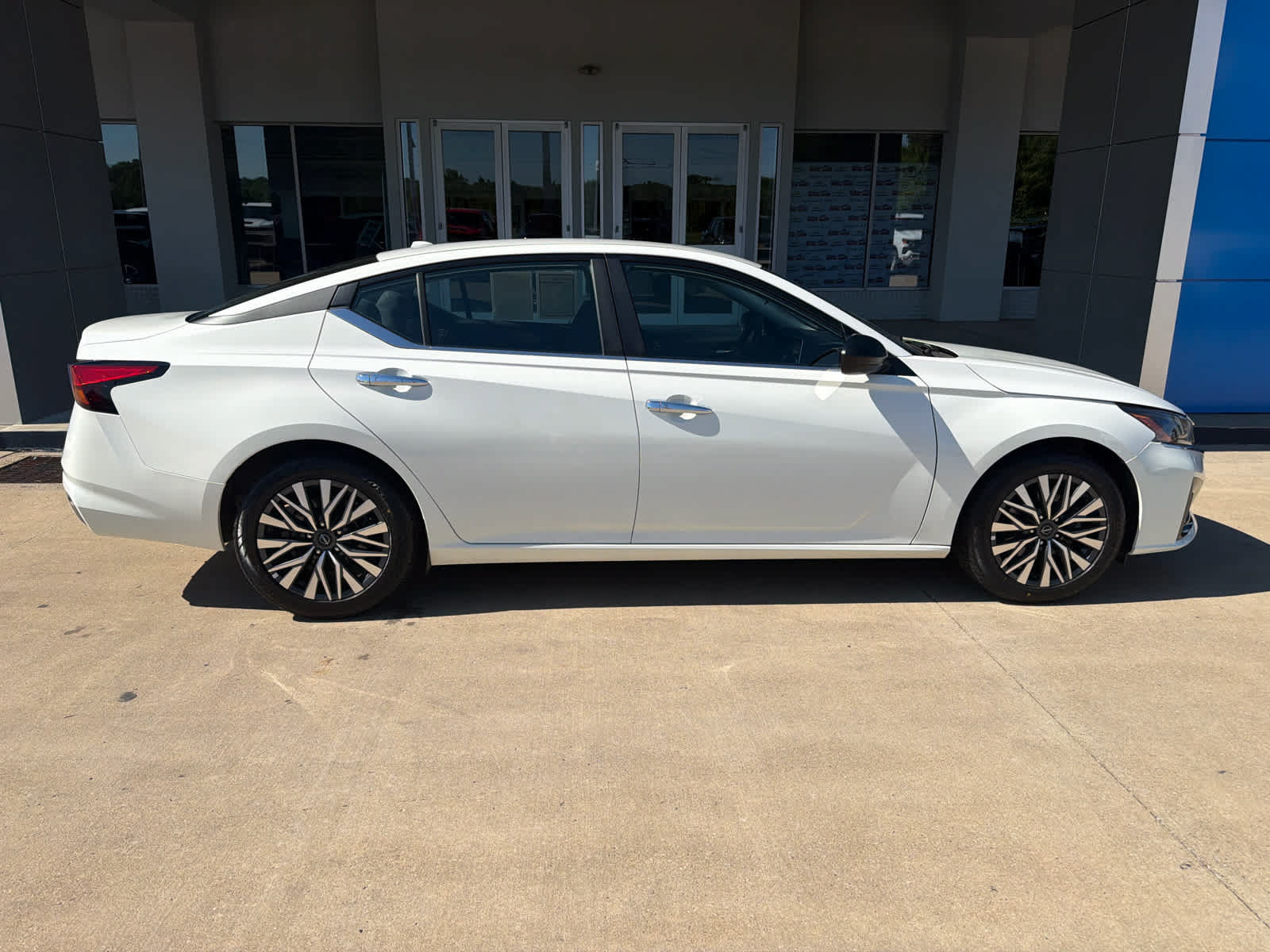 Used 2025 Nissan Altima 2.5 SV FWD image 8