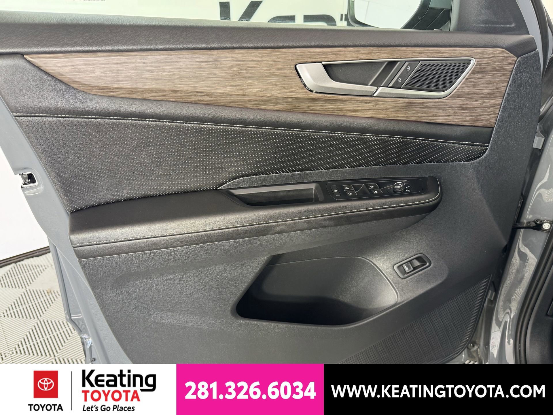 Used 2025 Volkswagen Atlas SEL AWD/4WD image 11