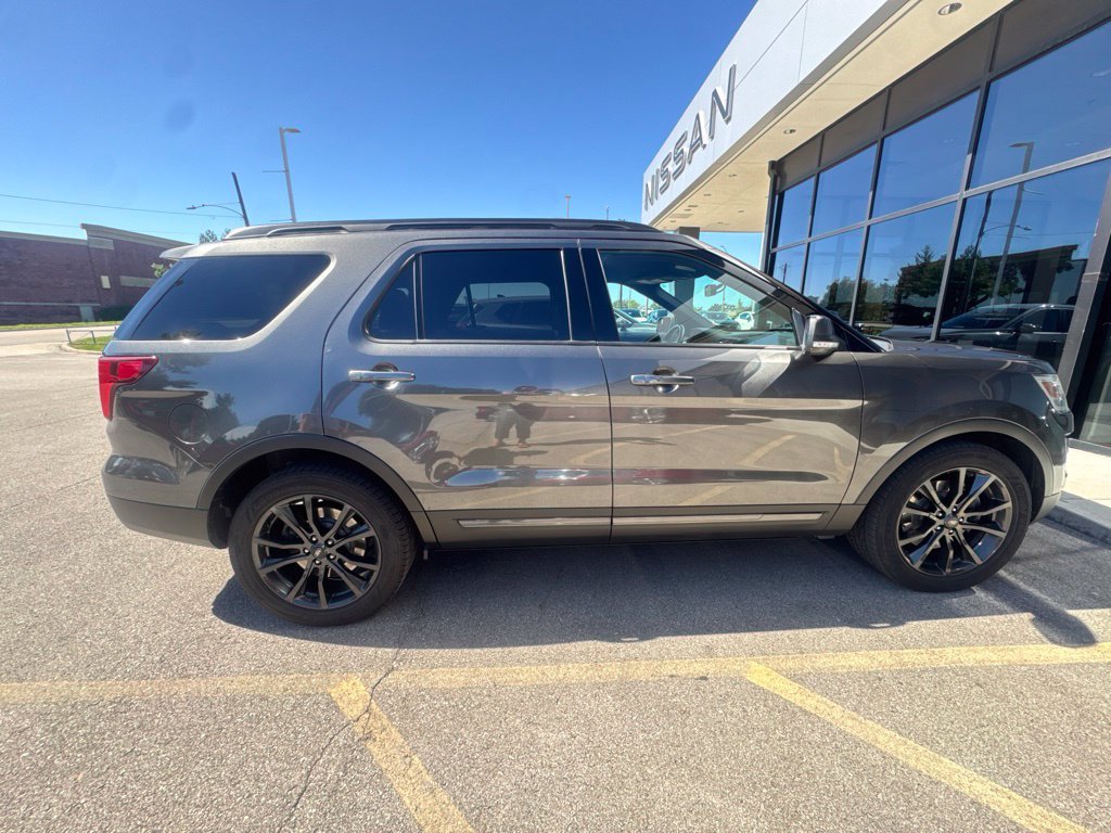 Used 2017 Ford Explorer XLT w/ Equipment Group 202A FWD image 4