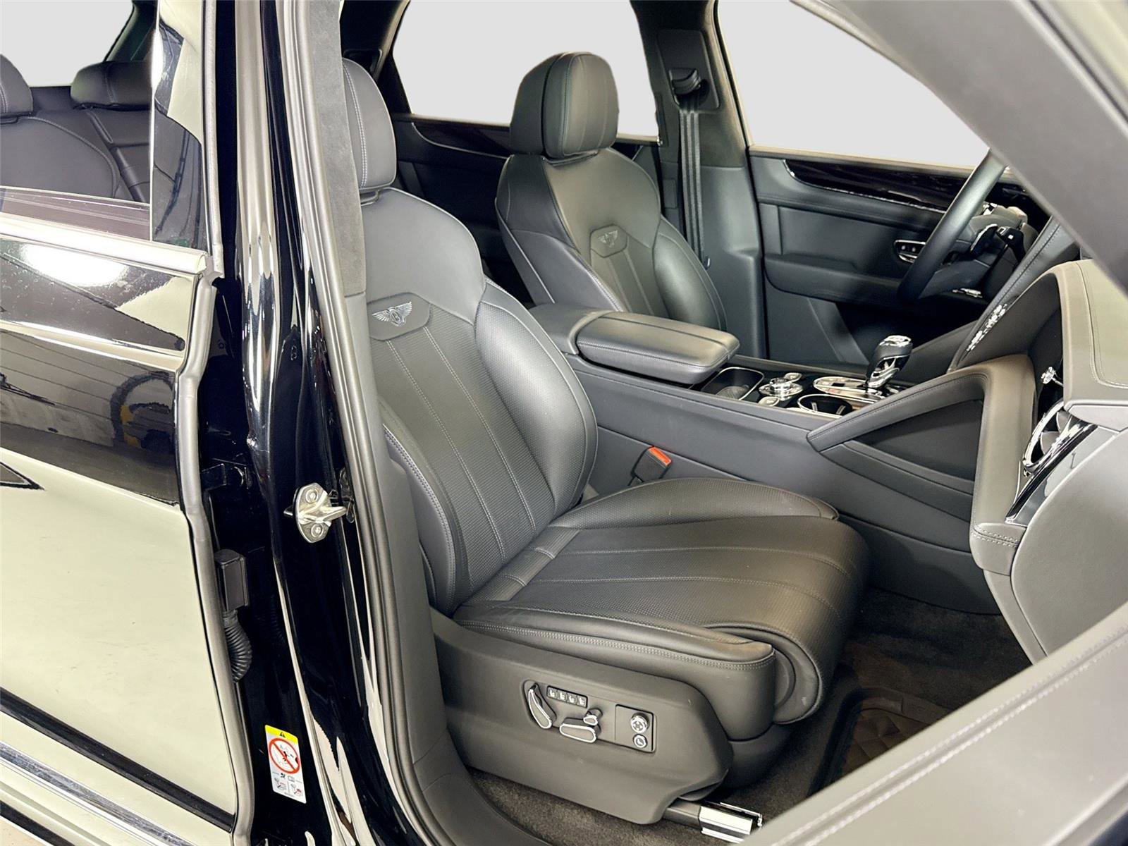 Used 2024 Bentley Bentayga AWD/4WD image 31