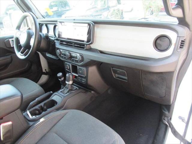 Certified 2024 Jeep Gladiator Sport AWD/4WD image 11