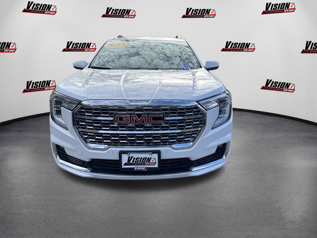 Used 2024 GMC Terrain Denali w/ Denali Premium Package AWD/4WD image 2