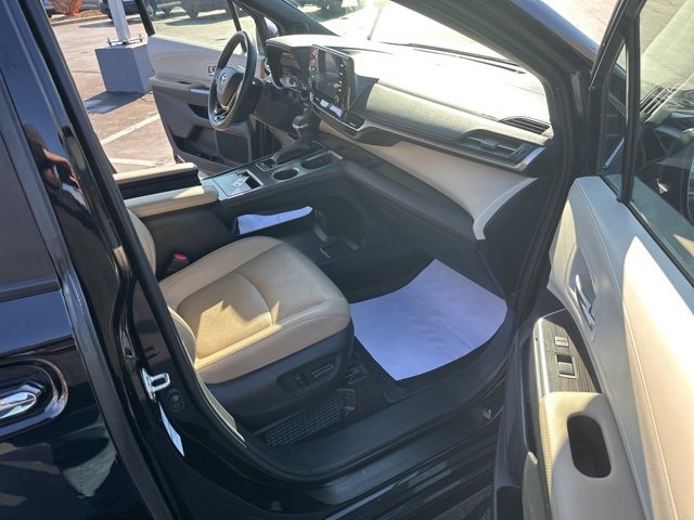 Used 2022 Toyota Sienna Limited image 21