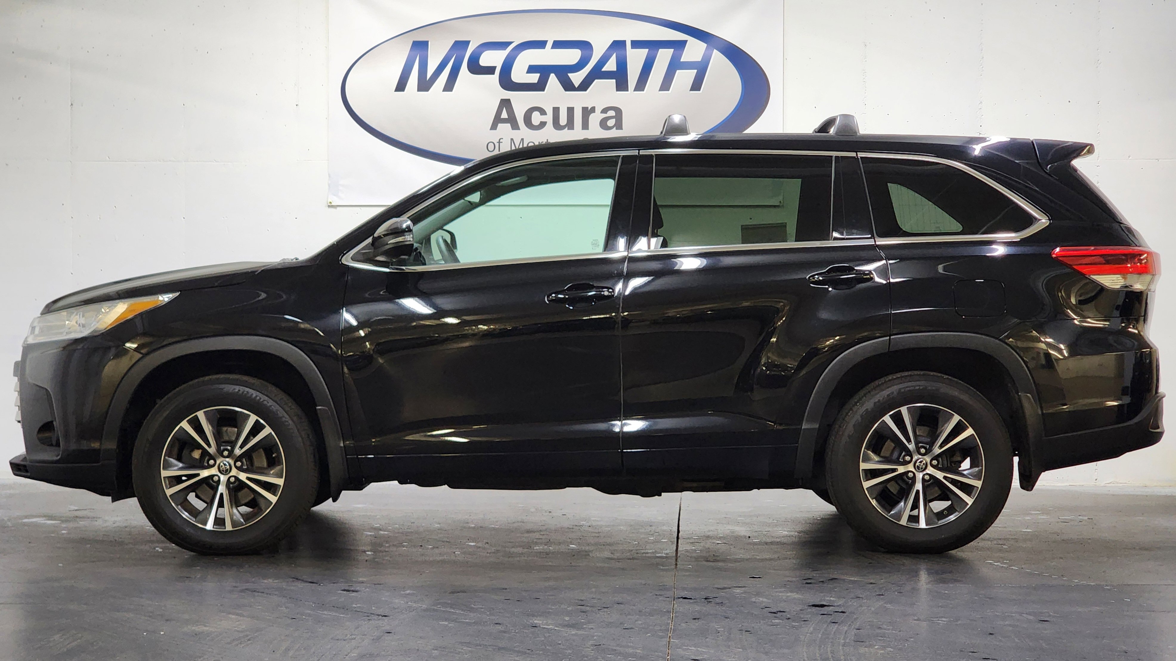 Used 2017 Toyota Highlander LE image 9