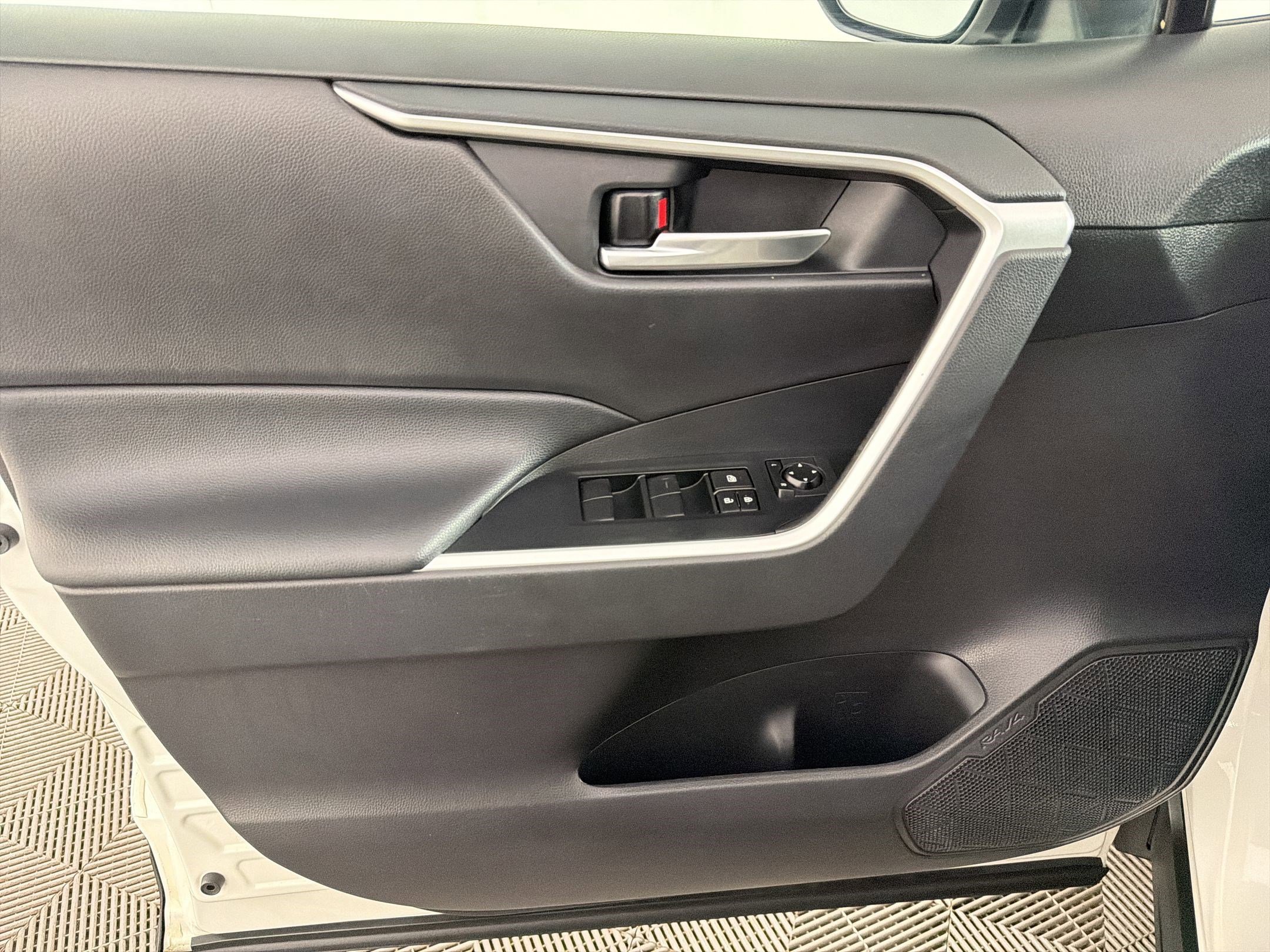 Used 2021 Toyota RAV4 XLE image 13