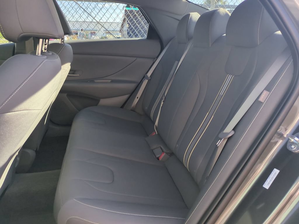Used 2025 Hyundai Elantra Hybrid FWD image 14