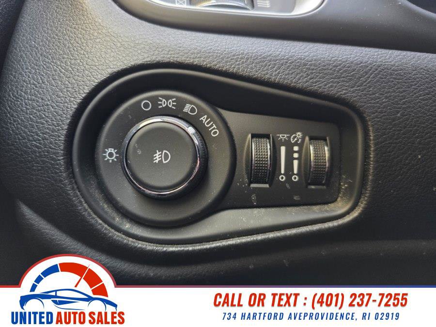 Used 2018 Jeep Renegade Latitude w/ Cold Weather Group AWD/4WD image 19