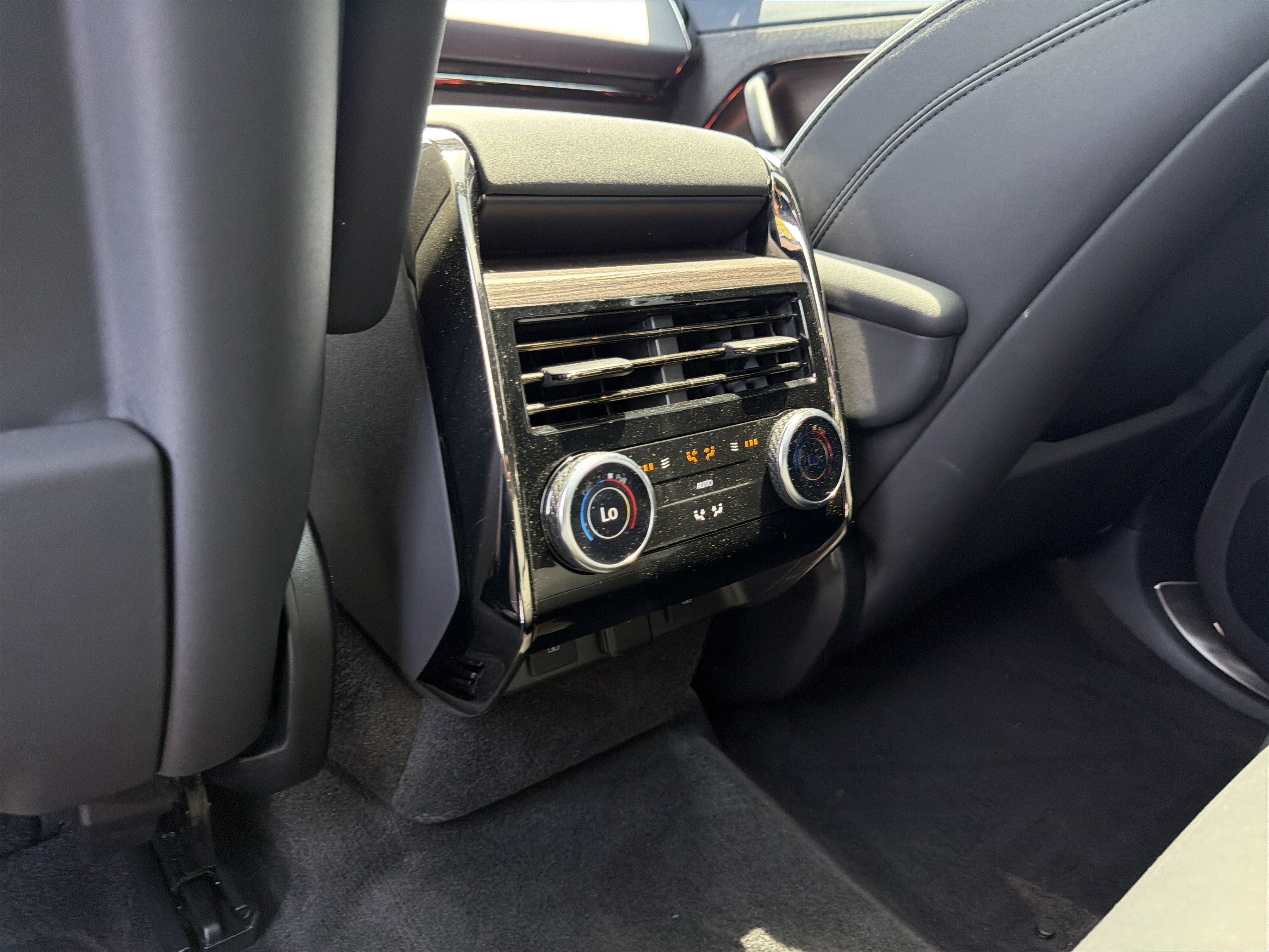 Used 2024 Land Rover Range Rover Sport SE AWD/4WD image 36