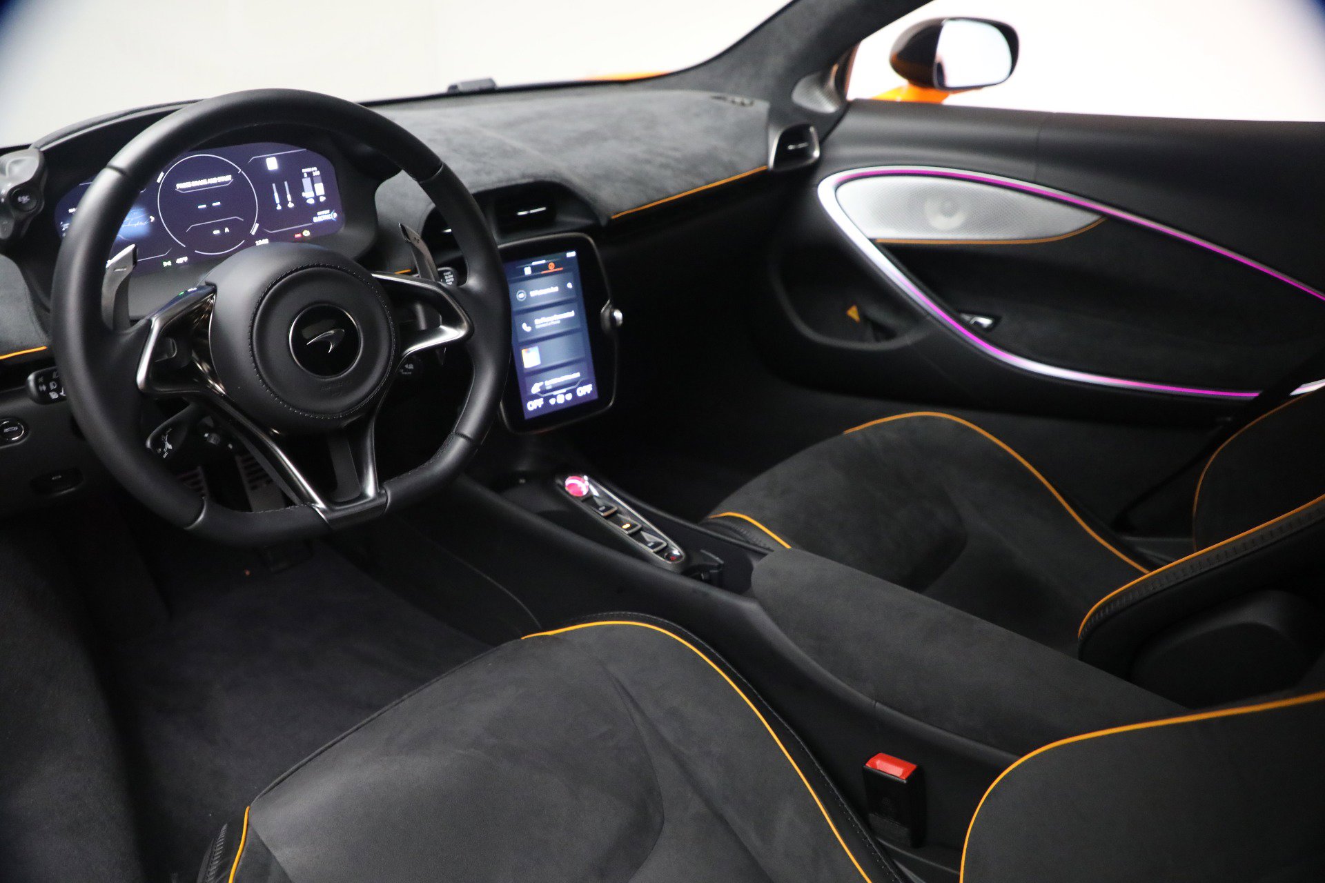 Used 2024 McLaren Artura image 23