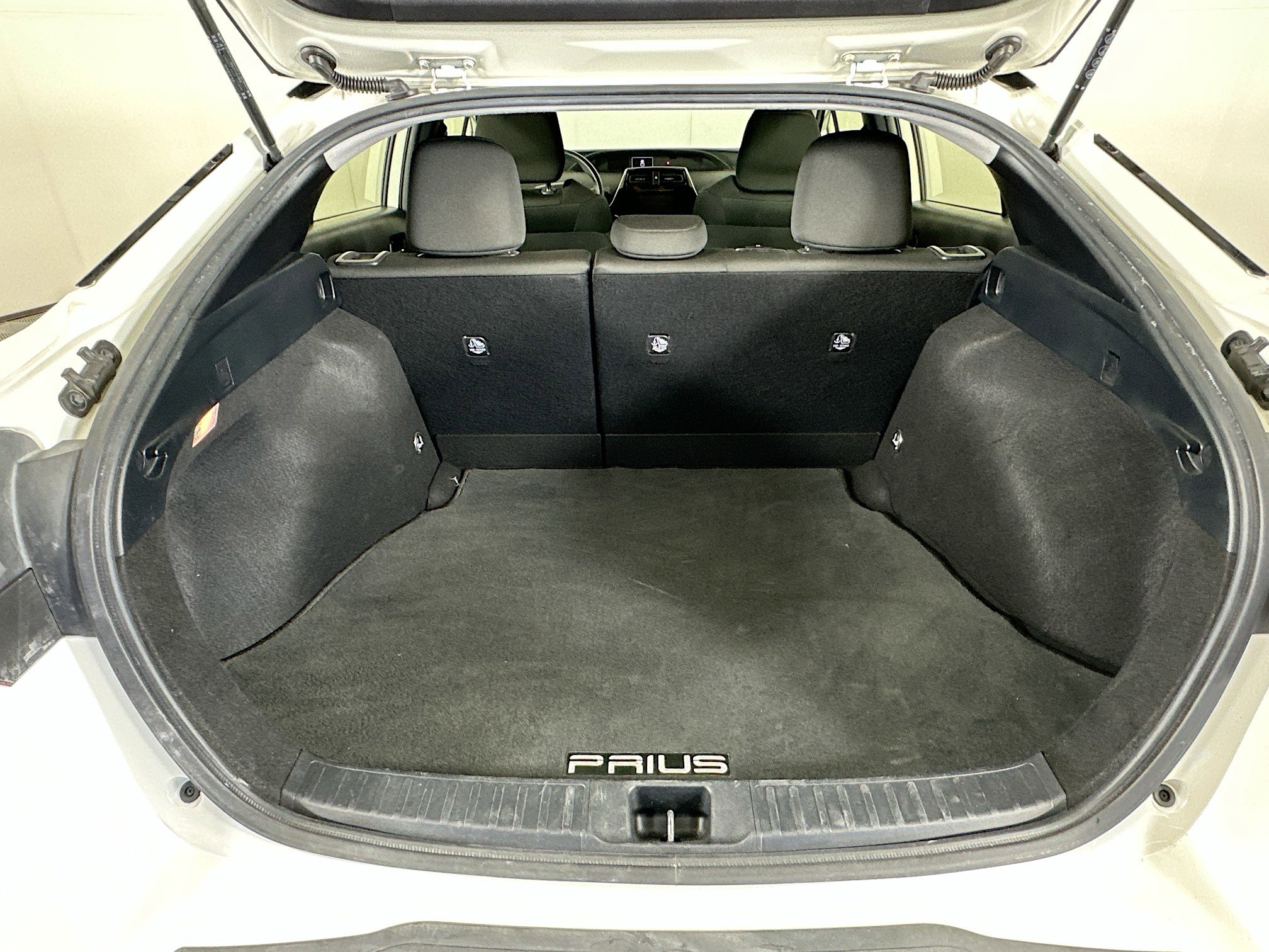 Used 2019 Toyota Prius L Eco w/ Carpet Mat Package FWD image 26