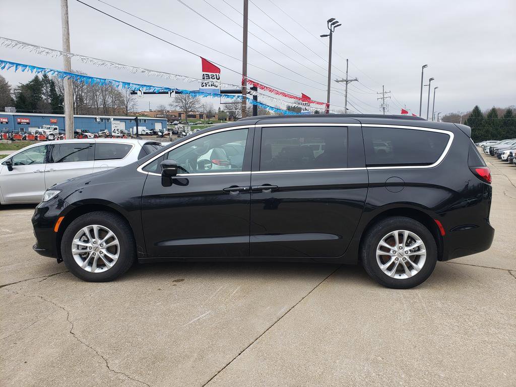 Used 2022 Chrysler Pacifica Touring image 7