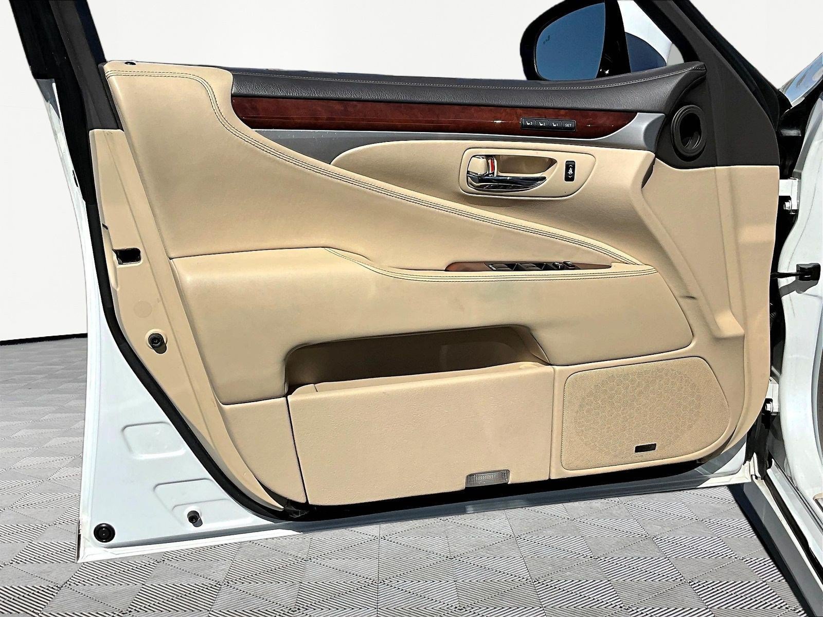 Used 2013 Lexus LS 460 AWD w/ Comfort Pkg image 20