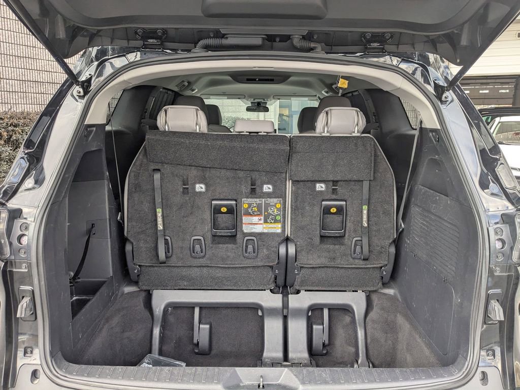 Used 2025 Toyota Sienna LE image 26