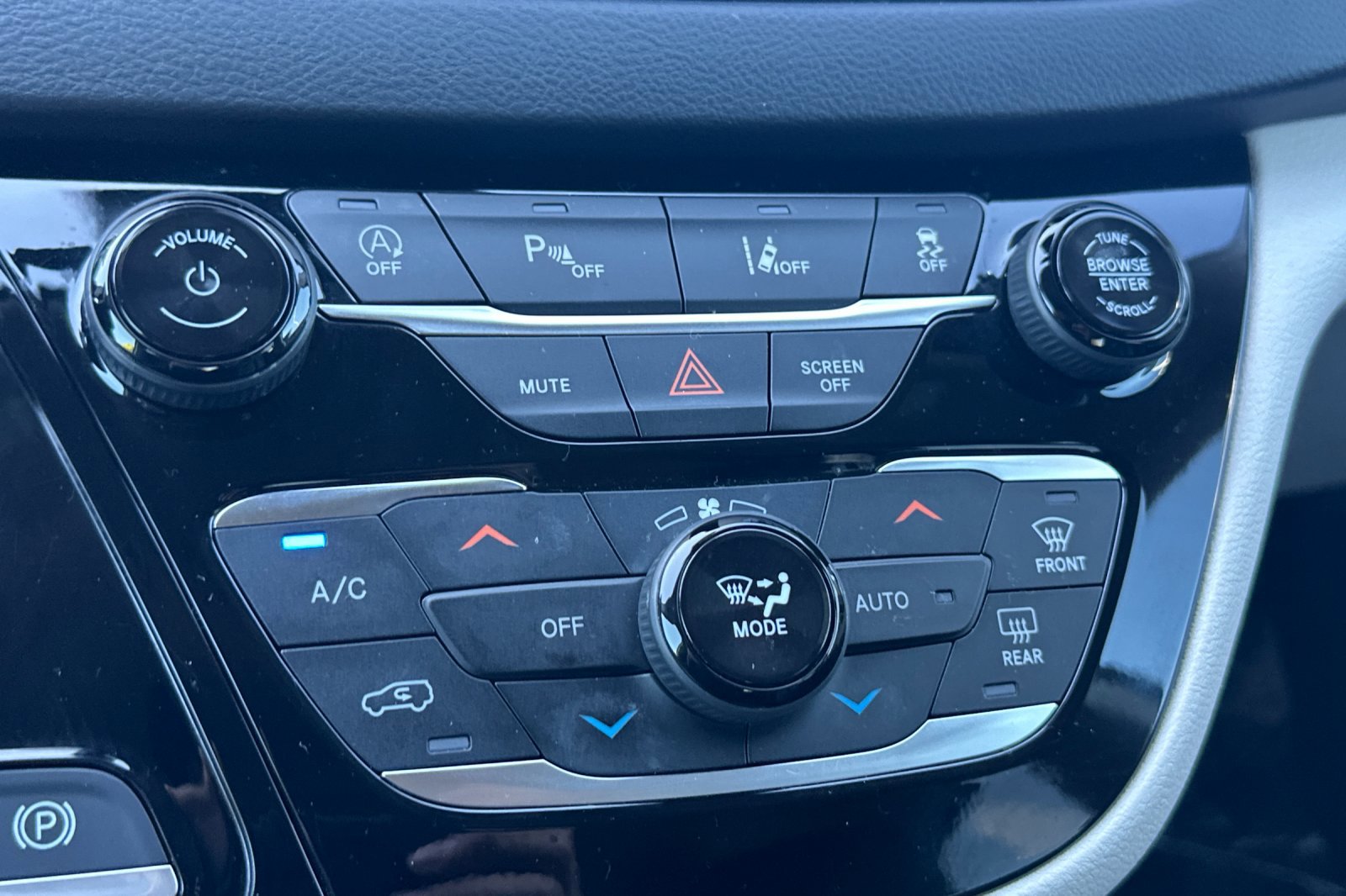 Used 2023 Chrysler Pacifica Touring-L image 21