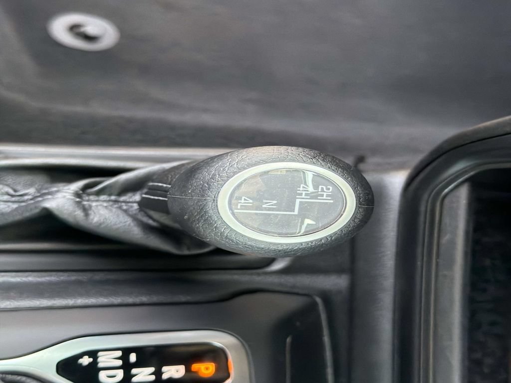Used 2025 Jeep Wrangler Unlimited Sahara AWD/4WD image 28