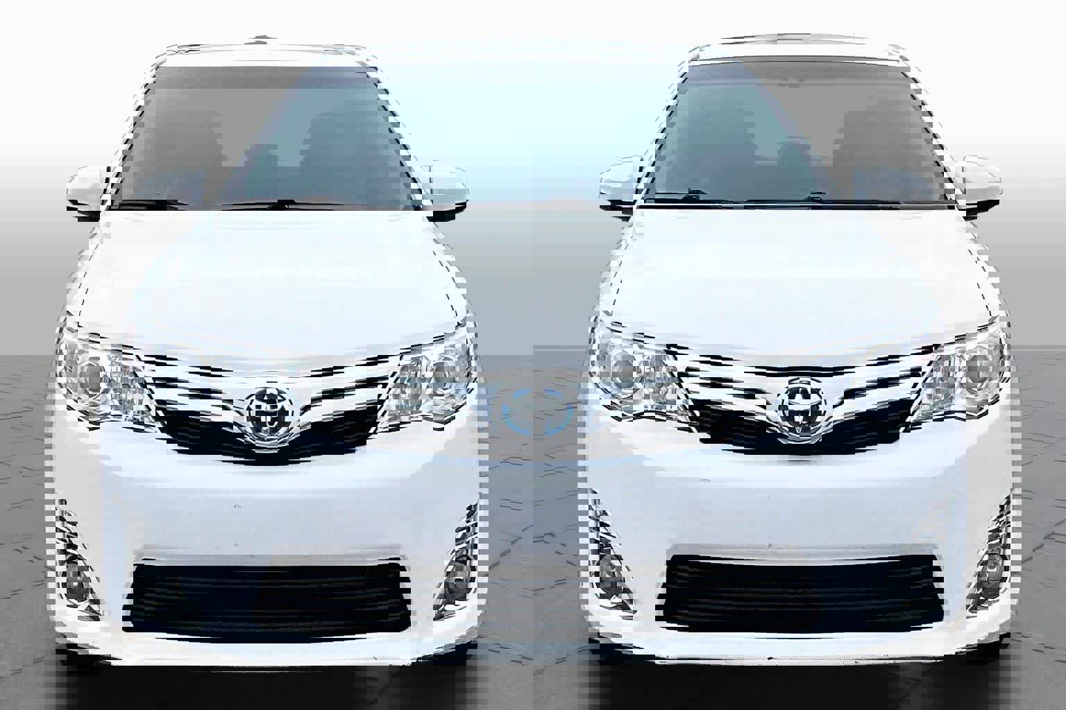 Used 2012 Toyota Camry XLE w/ Leather Pkg FWD image 4