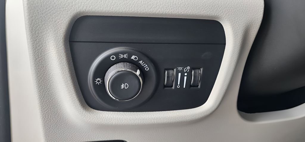 Used 2023 Jeep Grand Cherokee L Overland w/ Rear Seat Video Group I AWD/4WD image 36