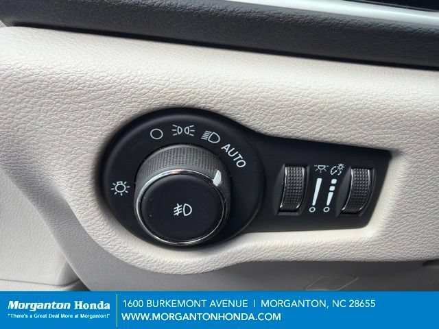 Used 2024 Chrysler Pacifica Touring-L FWD image 13