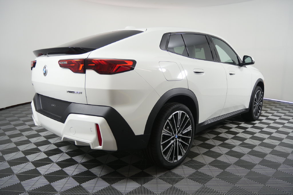 New 2026 BMW X2 xDrive28i w/ Technology Package AWD/4WD image 4