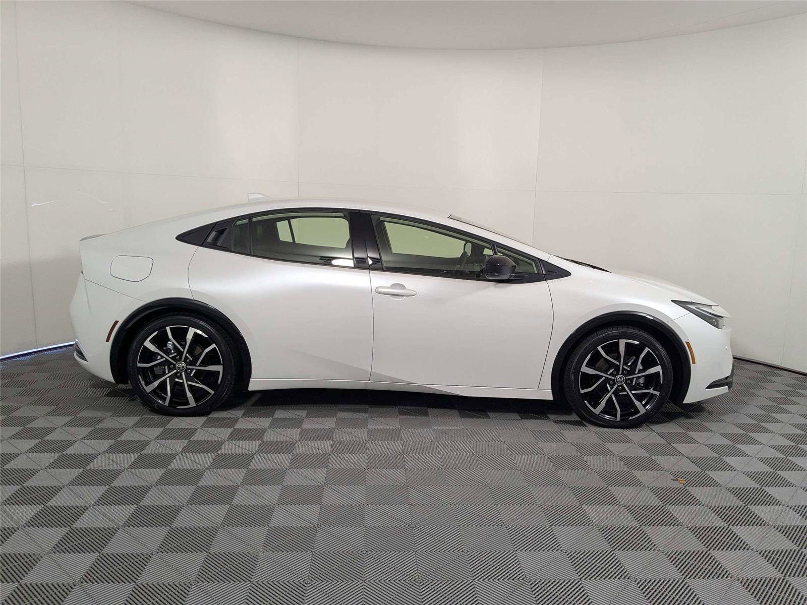 Used 2025 Toyota Prius Plug-In Hybrid image 5