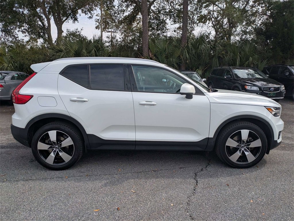 Used 2021 Volvo XC40 T5 Momentum w/ Protection Package Premier image 3