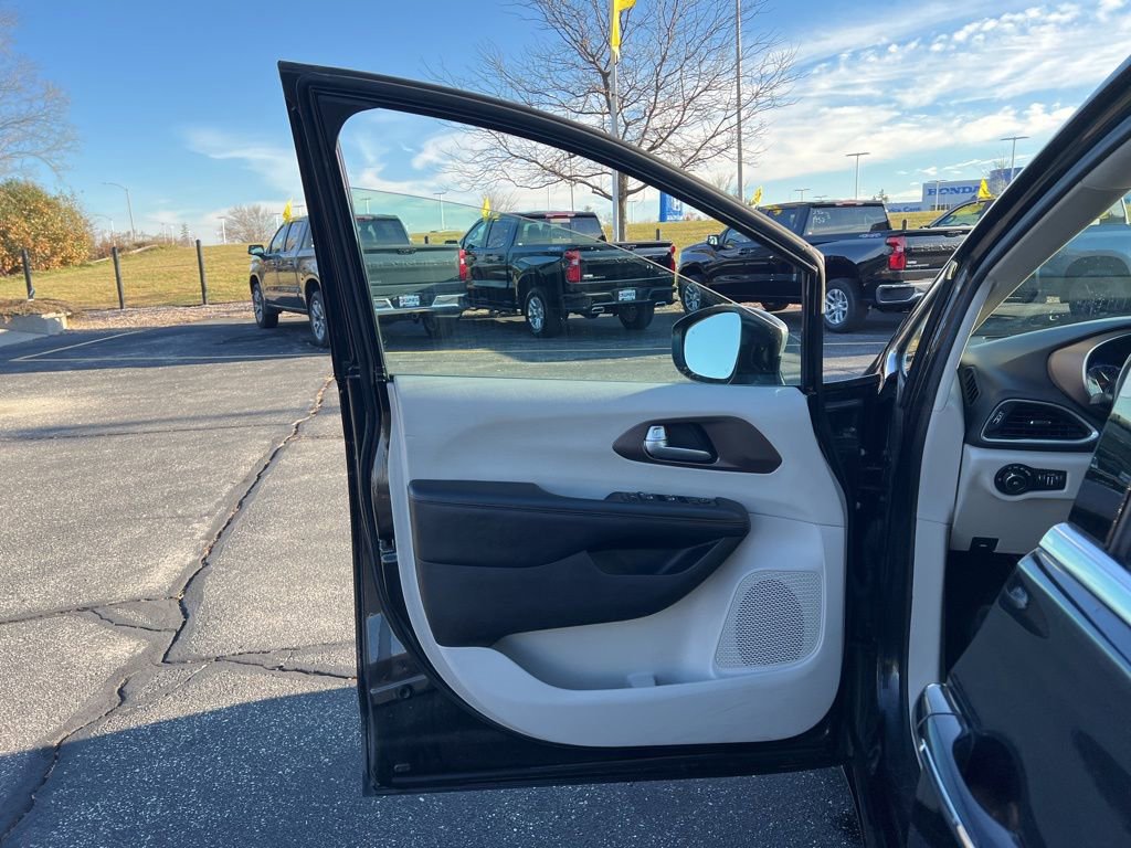 Used 2017 Chrysler Pacifica Touring-L Plus w/ Advanced Safetytec Group image 8